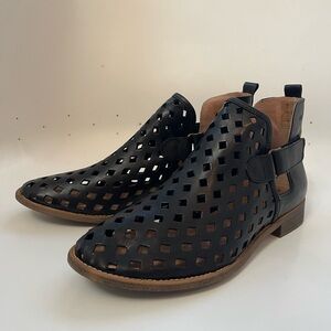 Musse & Cloud Black Leather Caila Cut Out Ankle Booties